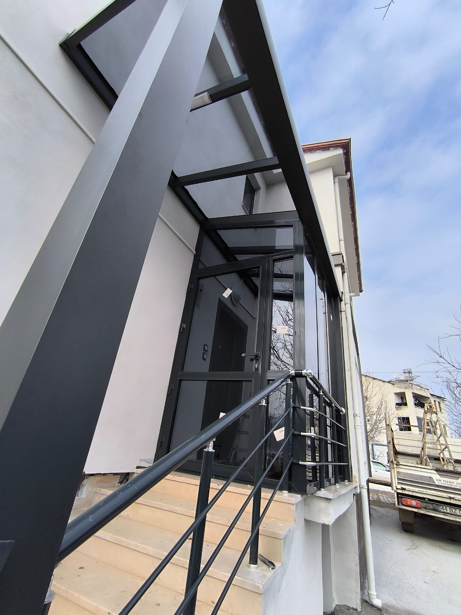 EYFEL Cam Balkon – Malatya’da cam balkon, katlanır cam sistemleri, sürgülü cam balkon, duşakabin, küpeşte, sineklik, giyotin cam, cam tavan ve kış bahçesi çözümleri sunan profesyonel cam uygulama firması.