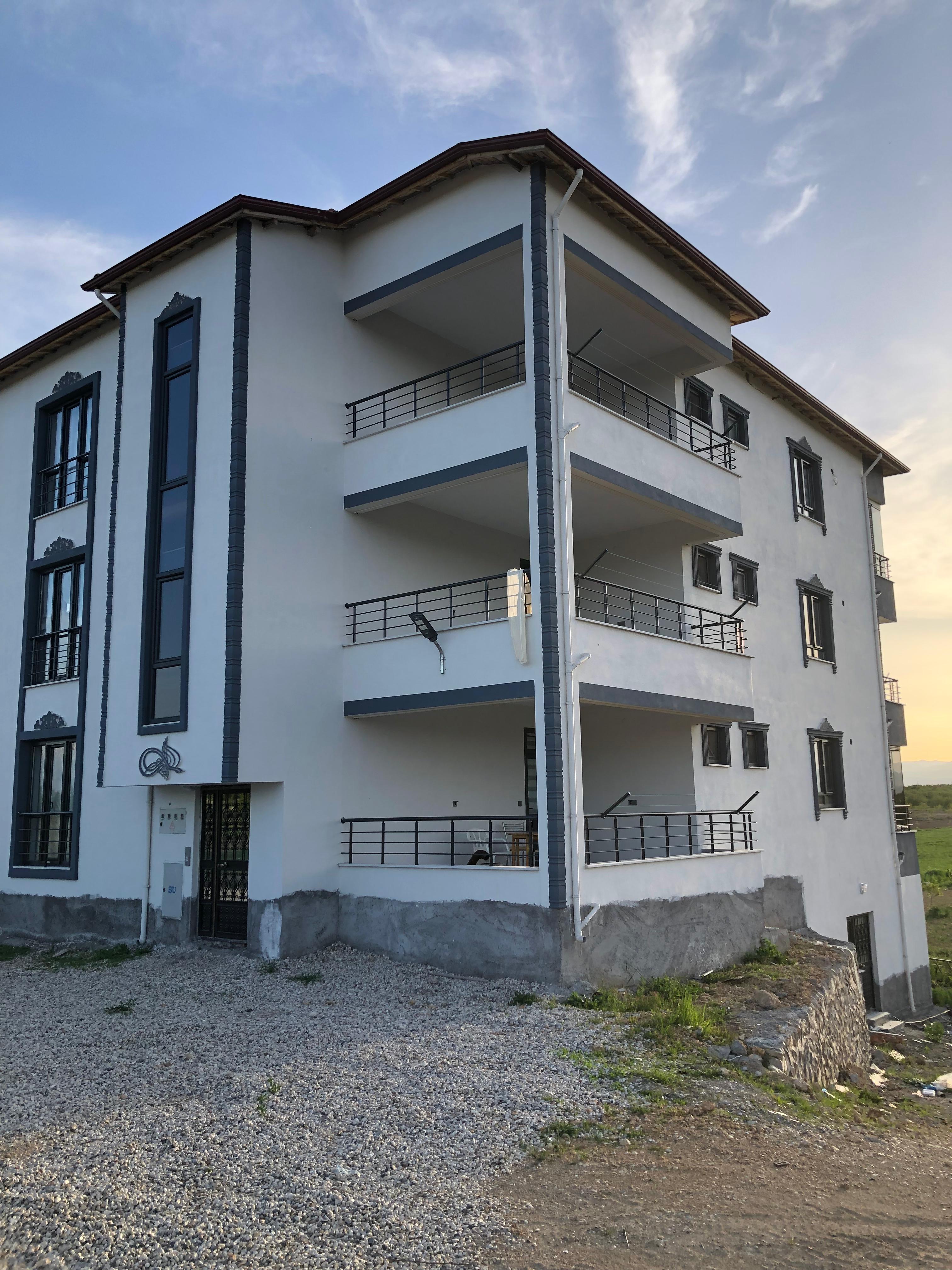 EYFEL Cam Balkon – Malatya’da cam balkon, katlanır cam sistemleri, sürgülü cam balkon, duşakabin, küpeşte, sineklik, giyotin cam, cam tavan ve kış bahçesi çözümleri sunan profesyonel cam uygulama firması.