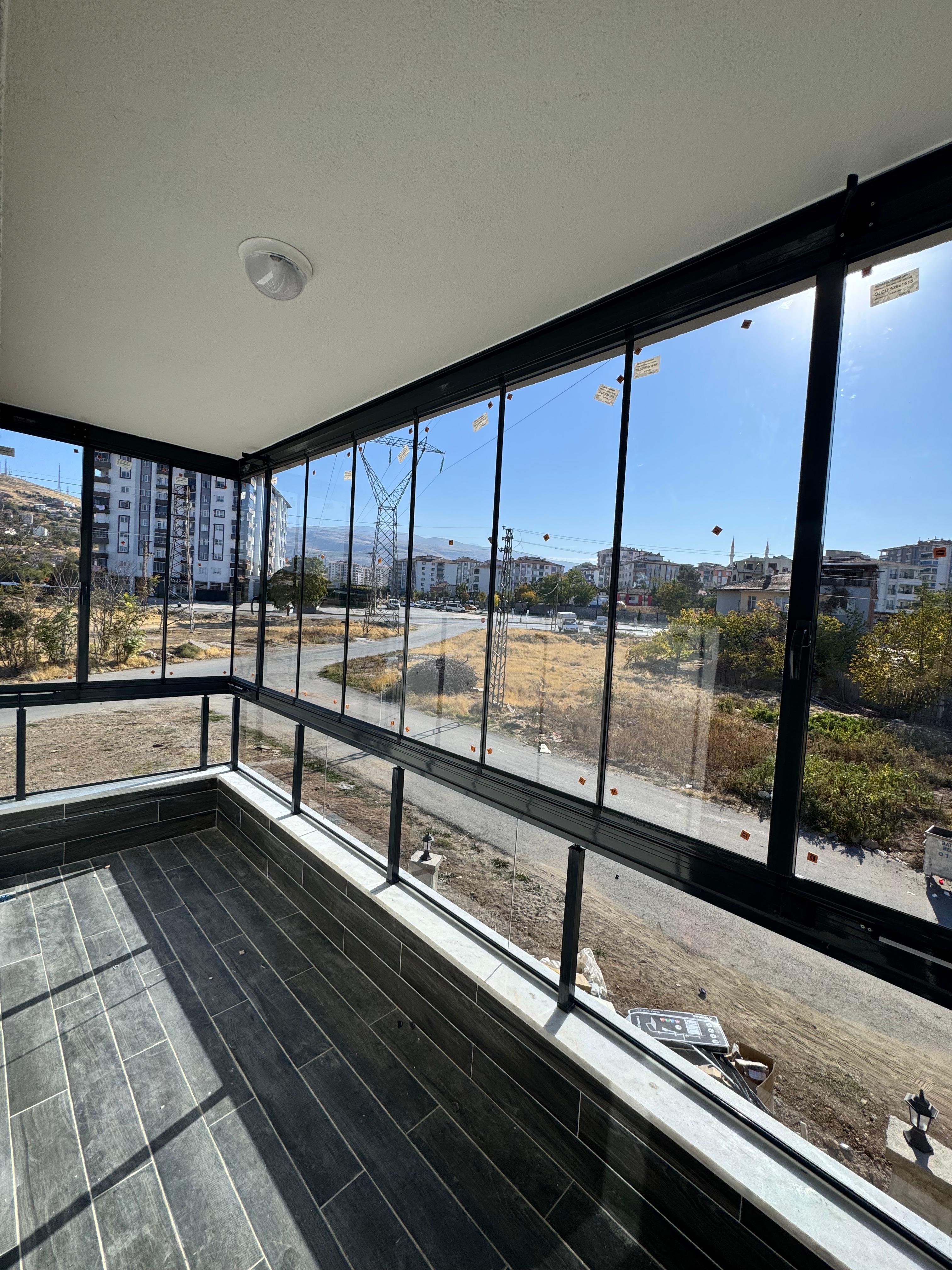 EYFEL Cam Balkon – Malatya’da cam balkon, katlanır cam sistemleri, sürgülü cam balkon, duşakabin, küpeşte, sineklik, giyotin cam, cam tavan ve kış bahçesi çözümleri sunan profesyonel cam uygulama firması.